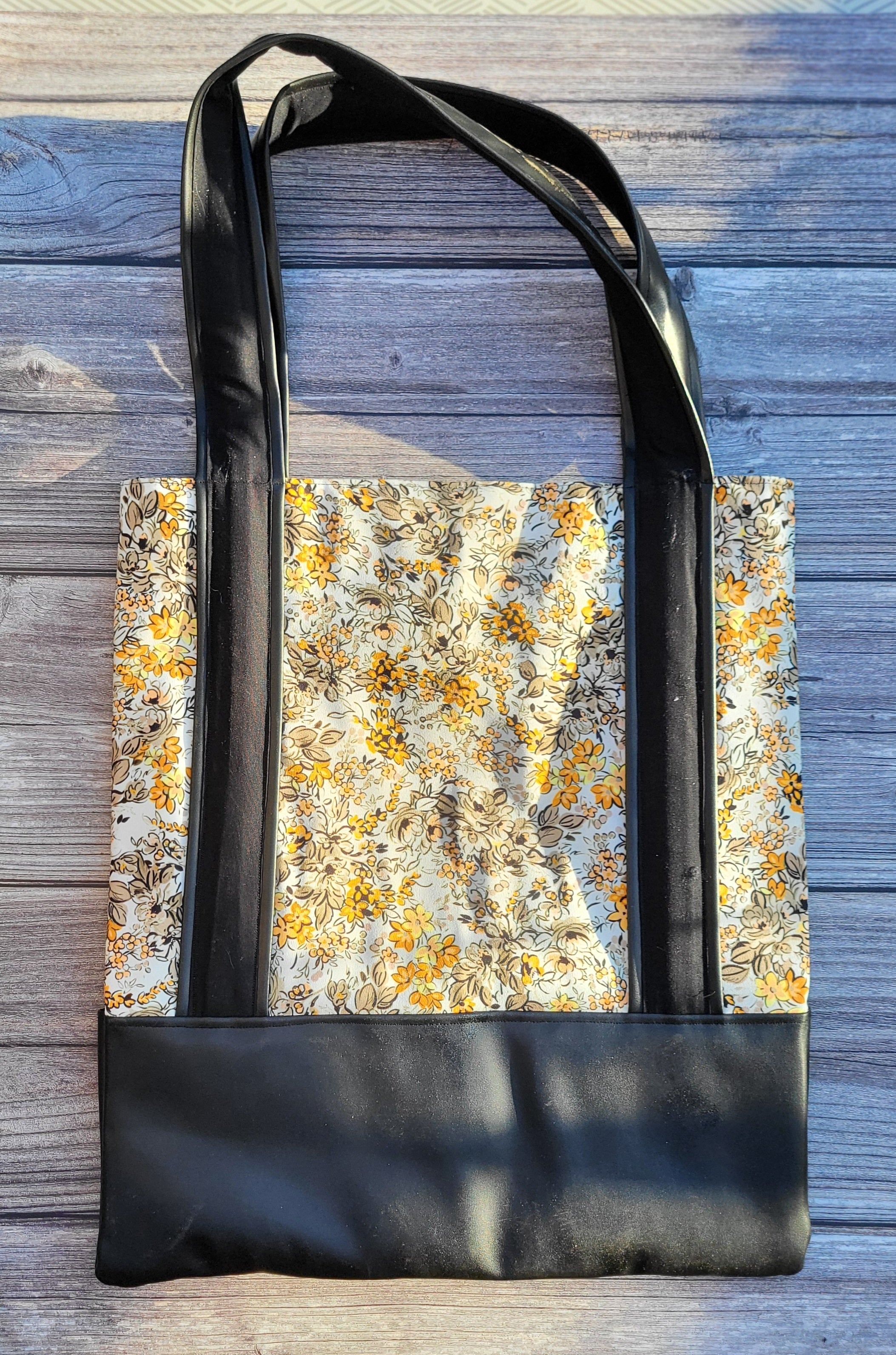 Handgenähte Shoppertasche „Blütenkontrast“ – schwarze Alltagstasche mit Blumenmuster