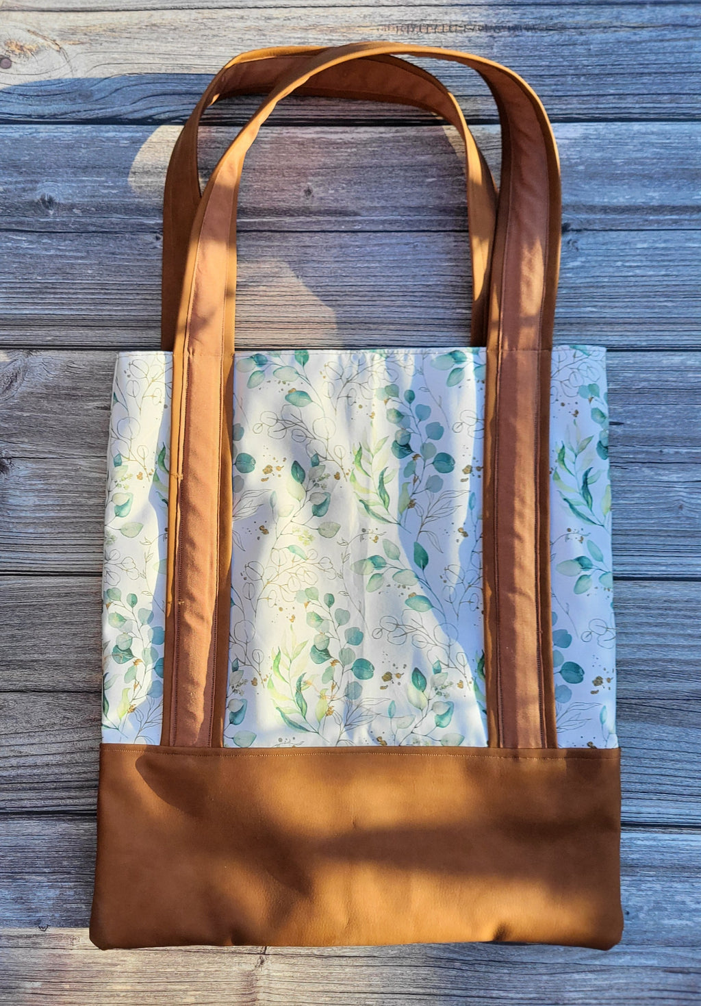 Handgenähte Shoppertasche „Eukalyptusliebe“ – Eukalyptus-Druck & rehbraunes Kunstleder