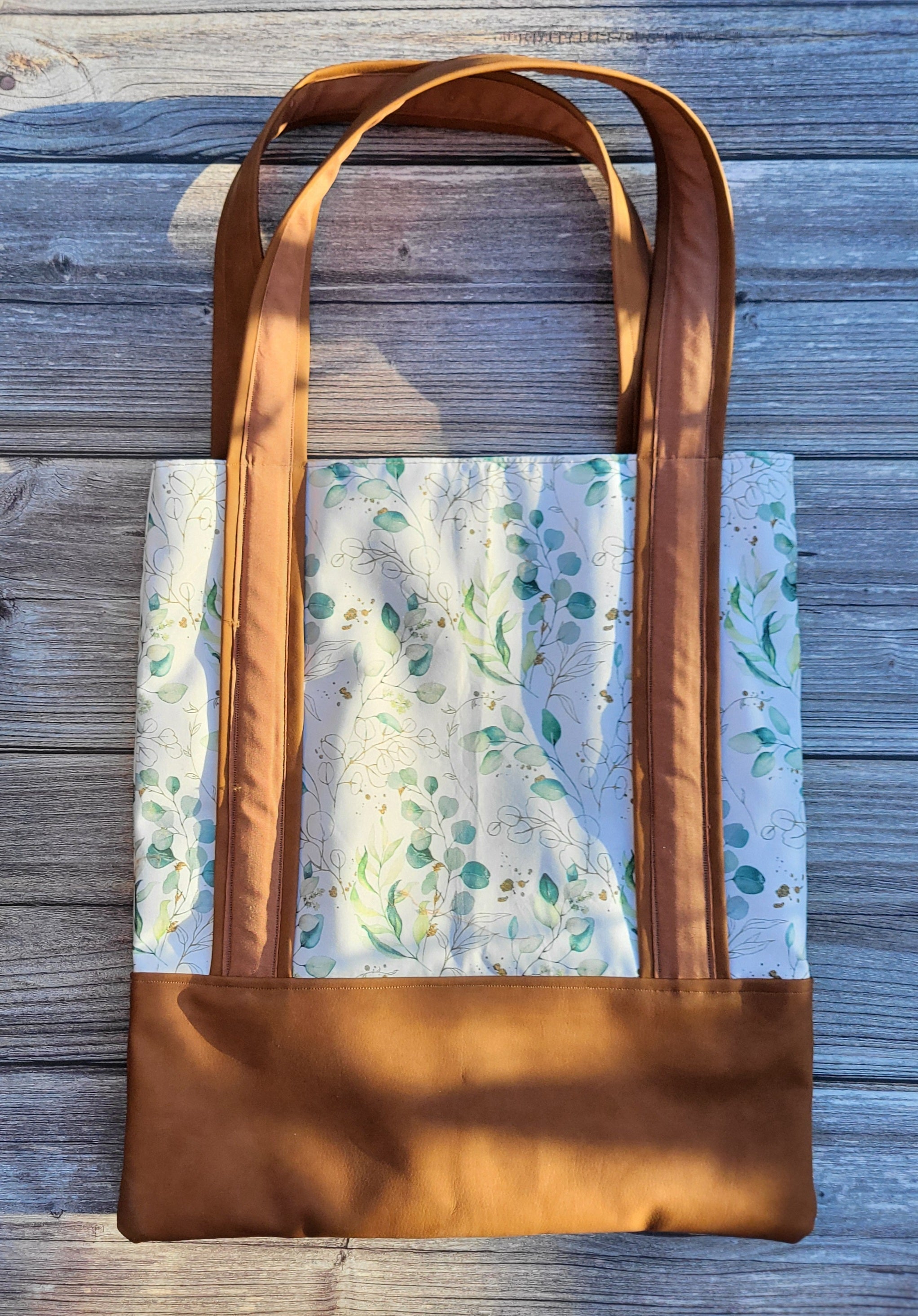 Handgenähte Shoppertasche „Eukalyptusliebe“ – Eukalyptus-Druck & rehbraunes Kunstleder