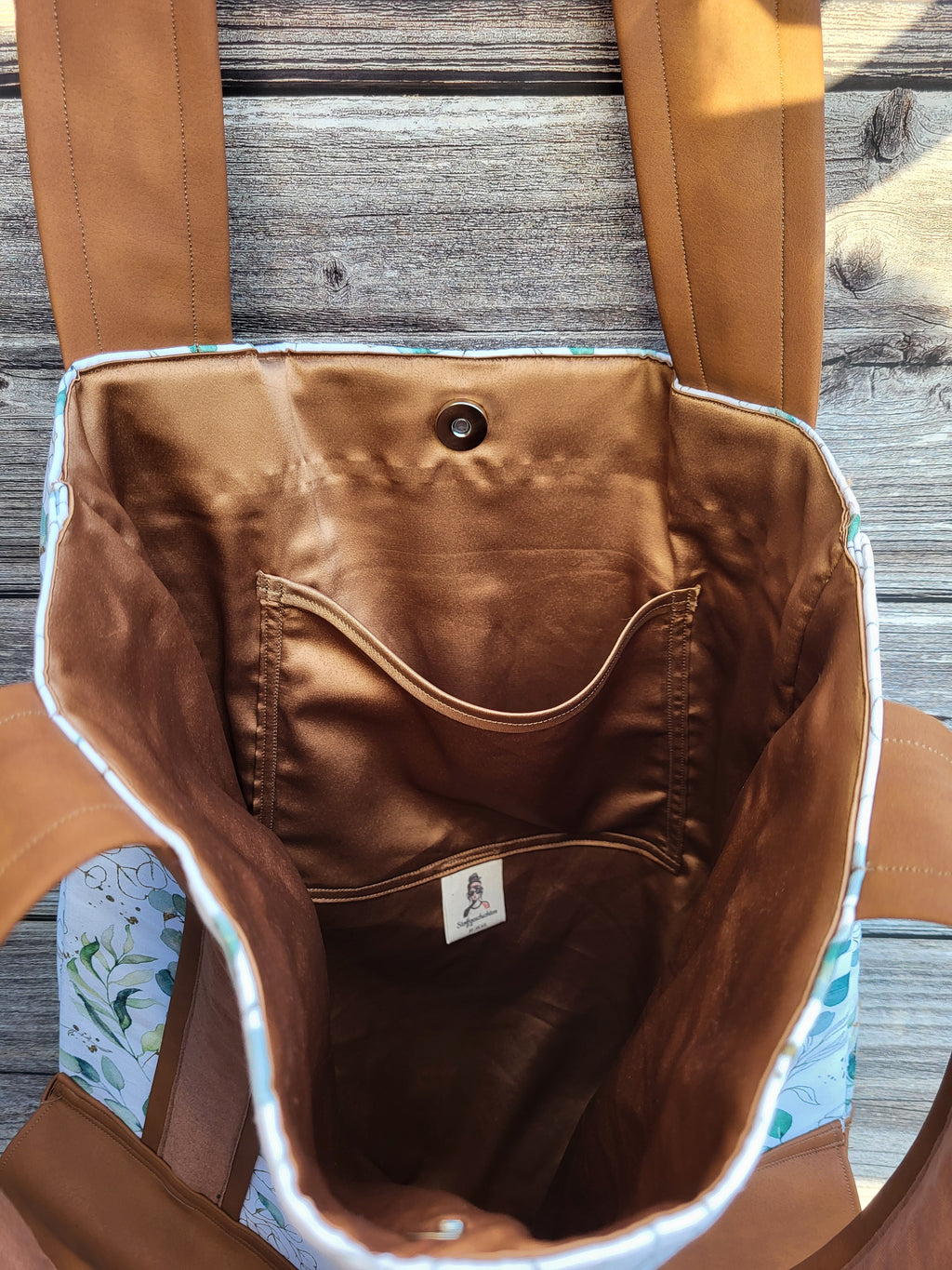Handgenähte Shoppertasche „Eukalyptusliebe“ – Eukalyptus-Druck & rehbraunes Kunstleder