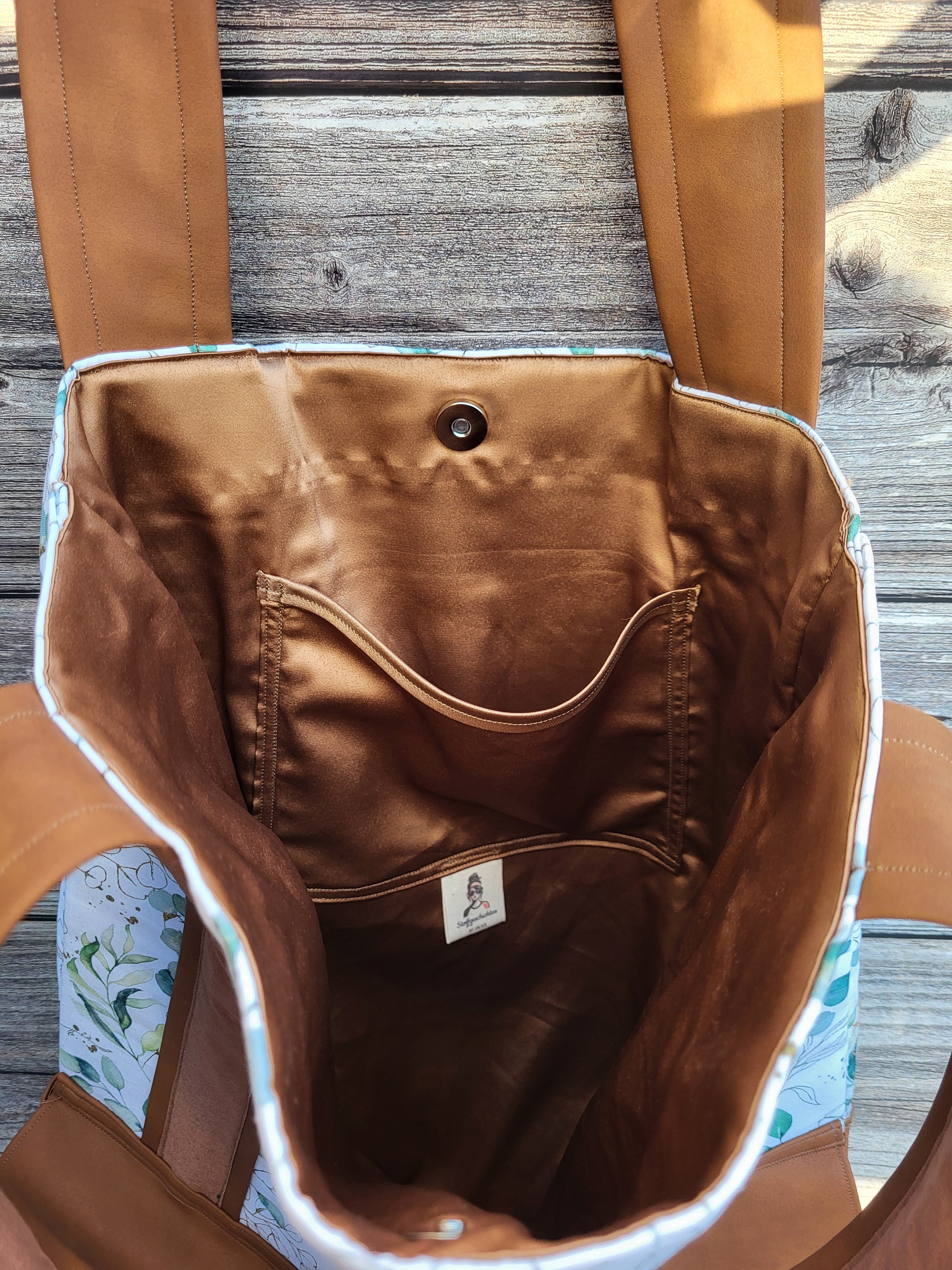 Handgenähte Shoppertasche „Eukalyptusliebe“ – Eukalyptus-Druck & rehbraunes Kunstleder
