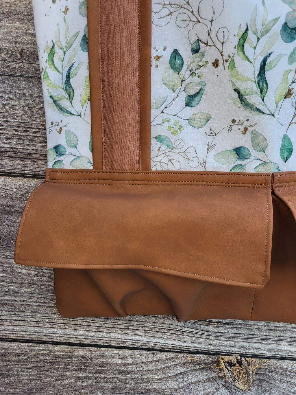 Handgenähte Shoppertasche „Eukalyptusliebe“ – Eukalyptus-Druck & rehbraunes Kunstleder
