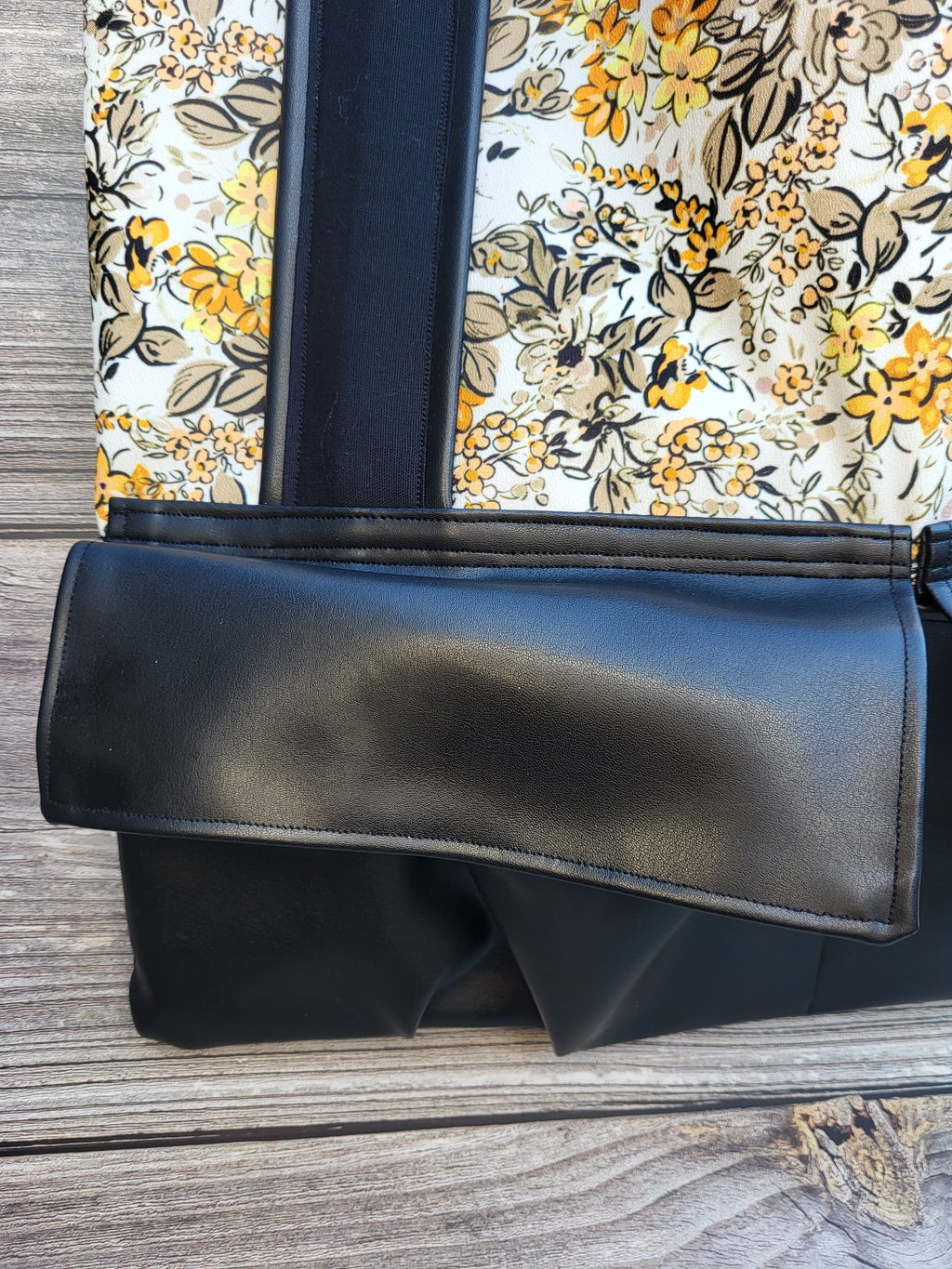 Handgenähte Shoppertasche „Blütenkontrast“ – schwarze Alltagstasche mit Blumenmuster