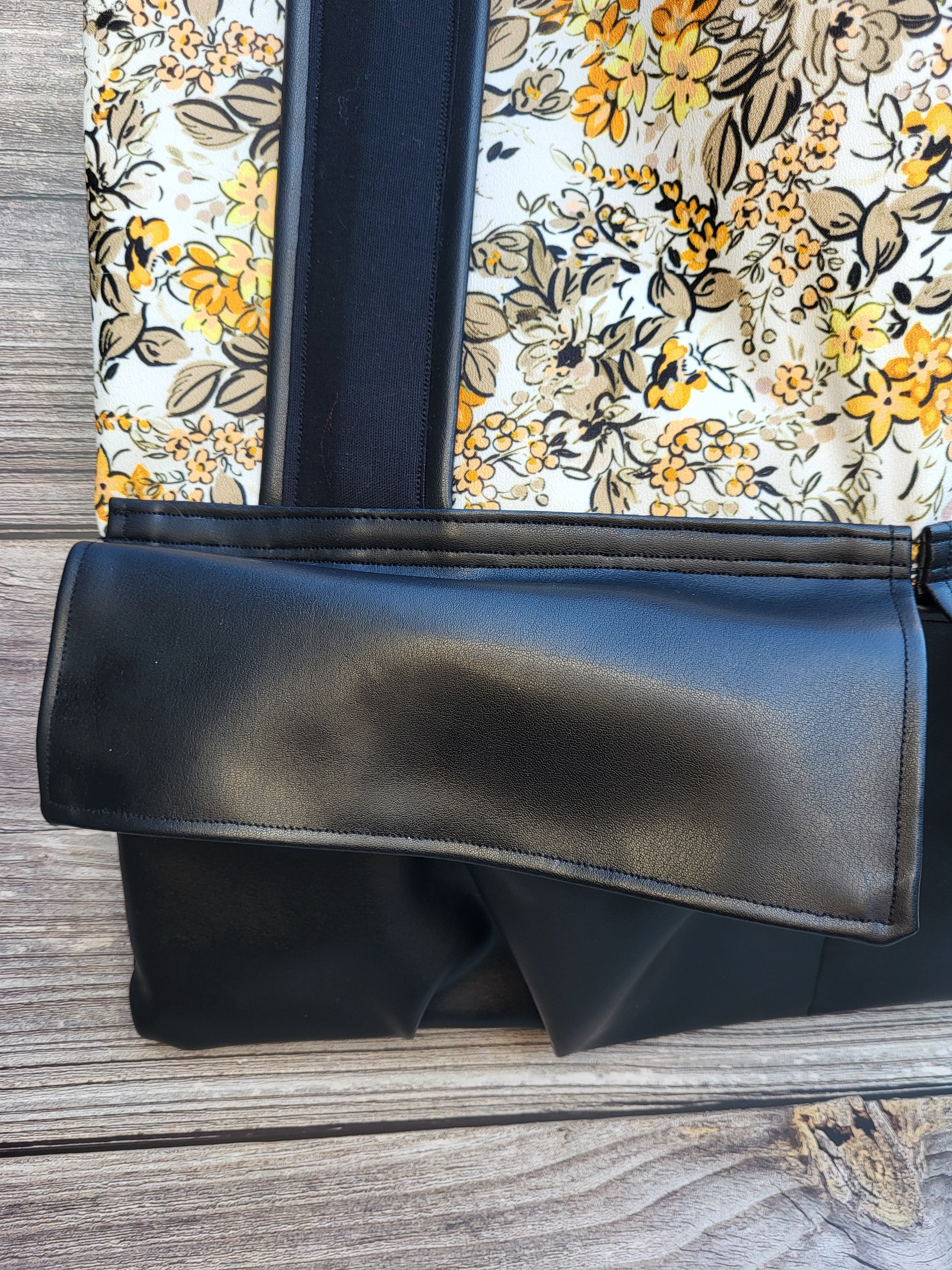 Handgenähte Shoppertasche „Blütenkontrast“ – schwarze Alltagstasche mit Blumenmuster