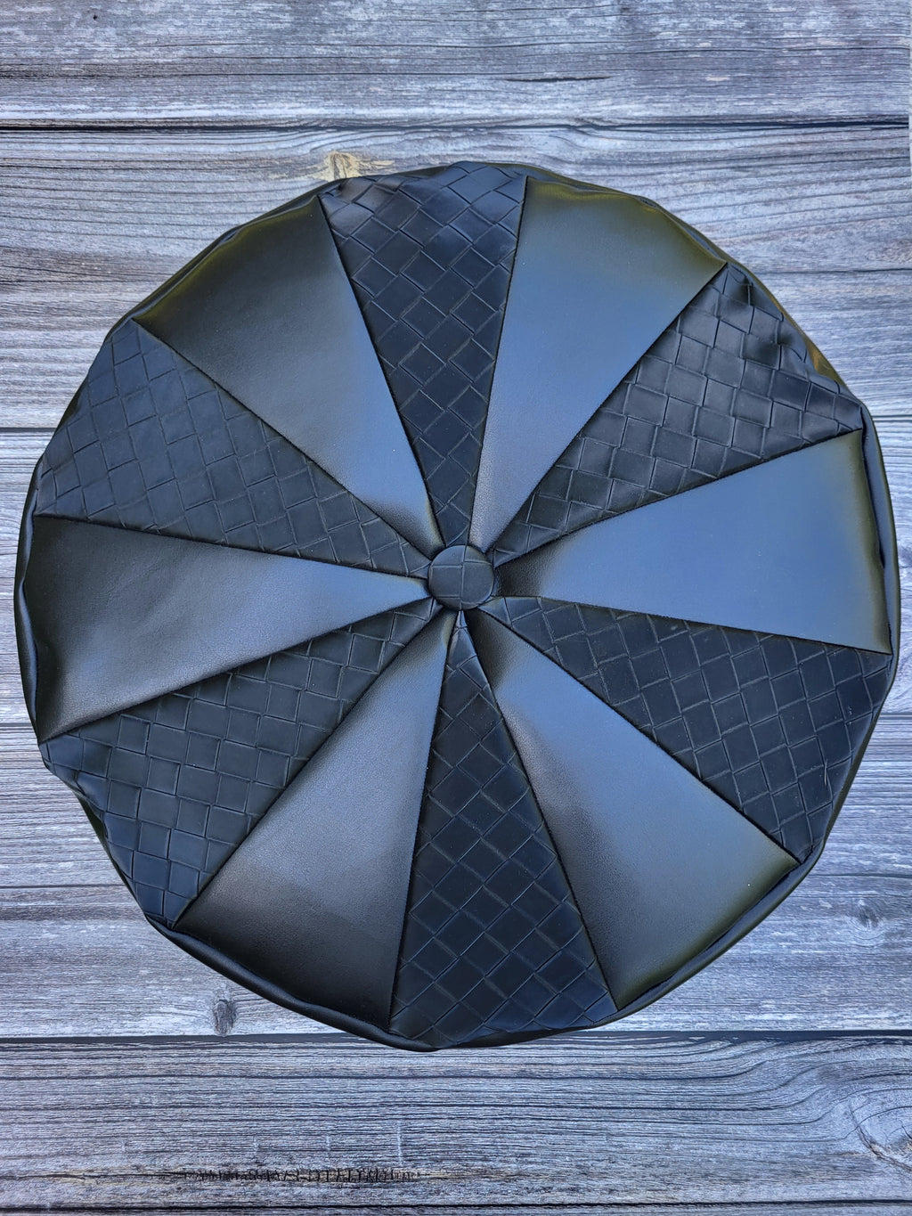 Handgenähter Pouf „Schwarze Flechtkunst“ – edles Wohnaccessoire aus Kunstleder
