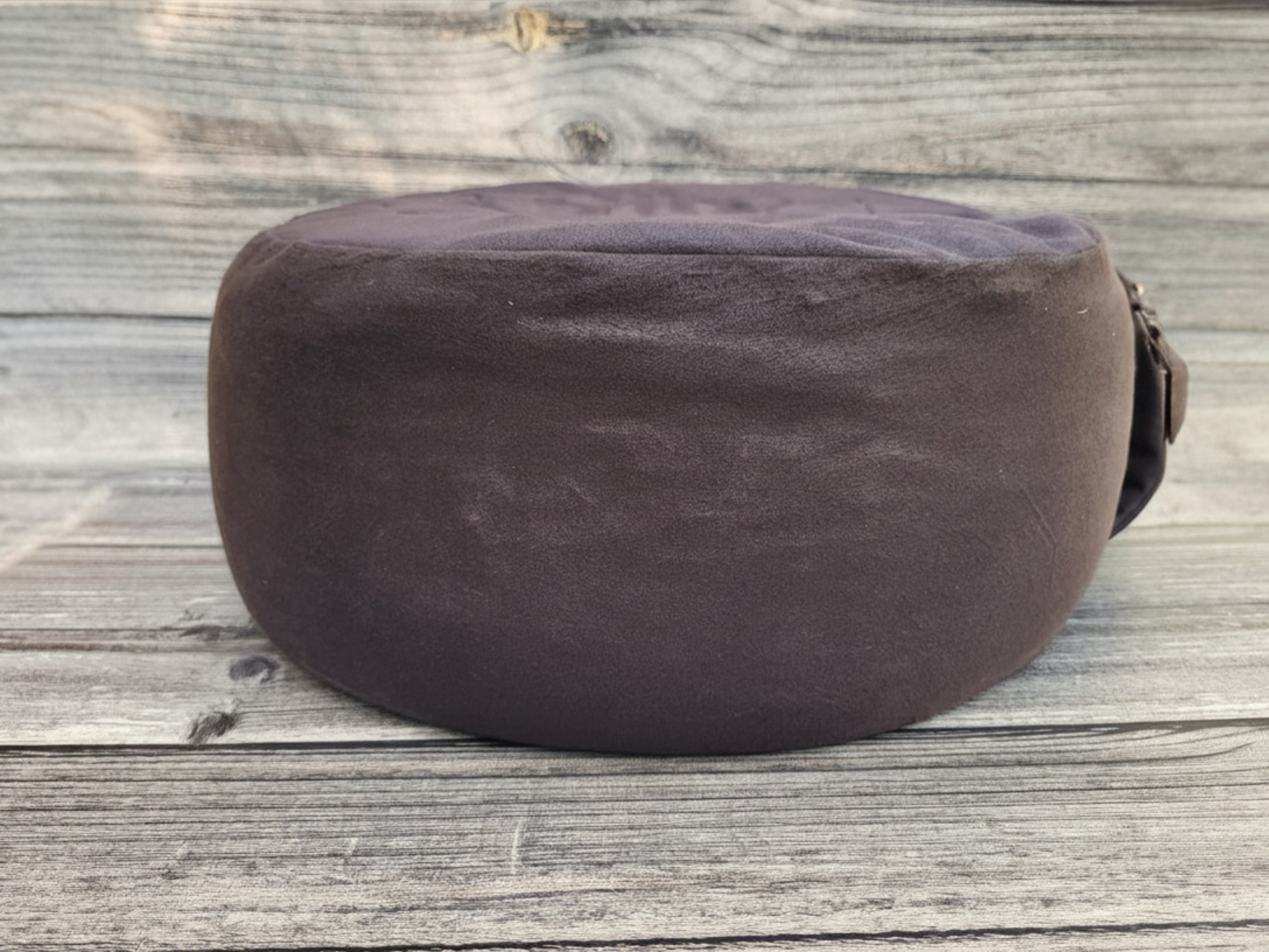 Yoga- & Meditationskissen „Lotus“ – handgemacht aus weichem Kunstleder